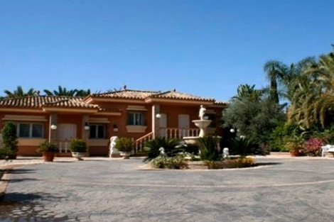 Βρετανός εκατομμυριούχος κρατούσε αιχμάλωτες σε  χαρέμι 9 γυναίκες  -Τους συστήθηκε ως «κολλητός» του Ομπάμα και του Πούτιν  [εικόνες]  | iefimerida.gr 1