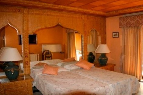 Βρετανός εκατομμυριούχος κρατούσε αιχμάλωτες σε  χαρέμι 9 γυναίκες  -Τους συστήθηκε ως «κολλητός» του Ομπάμα και του Πούτιν  [εικόνες]  | iefimerida.gr 2