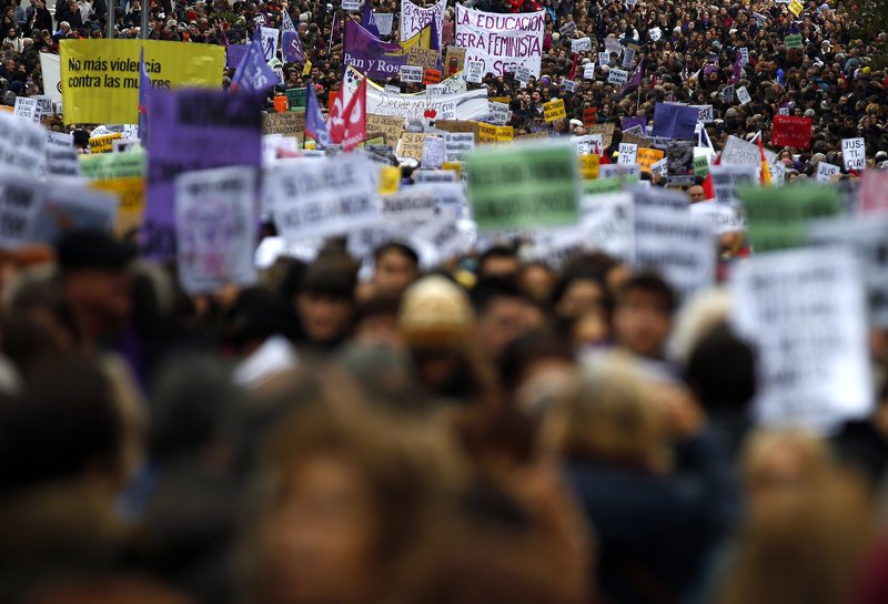 Μαδρίτη: Χιλιάδες διαδηλωτές στους δρόμους για τη βία κατά των γυναικών [εικόνες] | iefimerida.gr 0