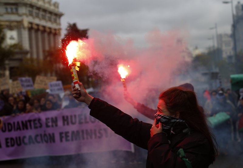 Μαδρίτη: Χιλιάδες διαδηλωτές στους δρόμους για τη βία κατά των γυναικών [εικόνες] | iefimerida.gr 2