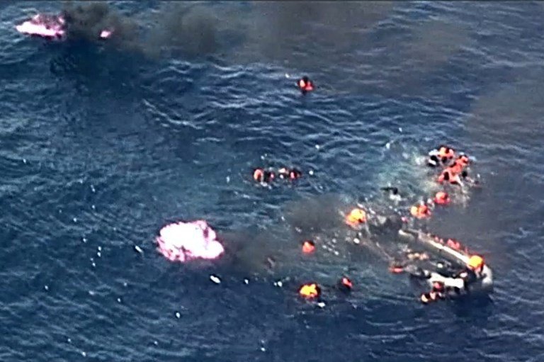 Ισπανία: Δραματική διάσωση προσφύγων από μια βάρκα που τυλίχθηκε στις φλόγες [εικόνες & βίντεο] | iefimerida.gr 2