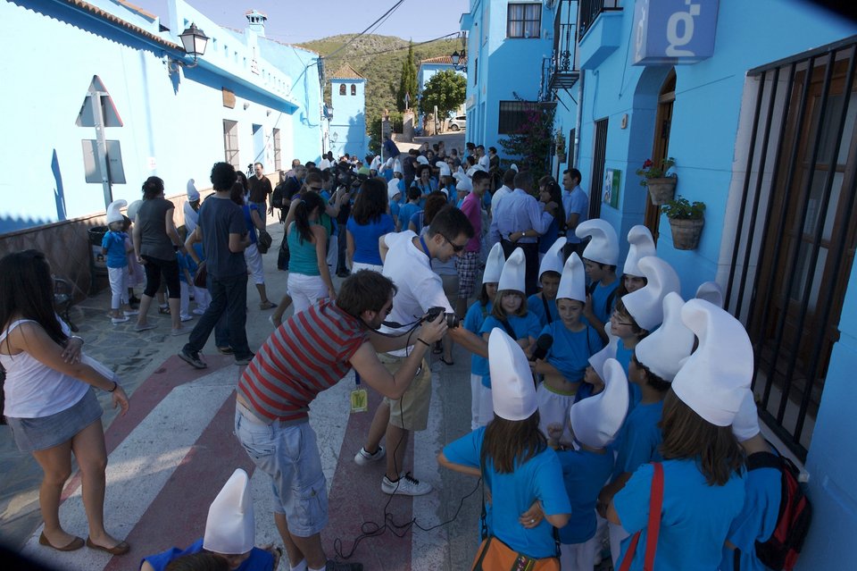 Απίστευτη ιστορία: Γιατί βάφτηκε μπλε ένα χωριό στην Ισπανία και γέμισε τουρίστες [εικόνες] | iefimerida.gr 5