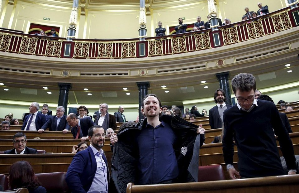 Οι Ισπανοί παρακολουθούν άφωνοι τις νέες φάτσες στη Βουλή -Αλλα ήθη [εικόνες] | iefimerida.gr 1