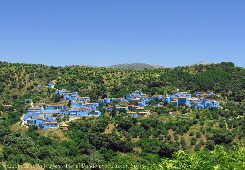 Απίστευτη ιστορία: Γιατί βάφτηκε μπλε ένα χωριό στην Ισπανία και γέμισε τουρίστες [εικόνες] | iefimerida.gr 2