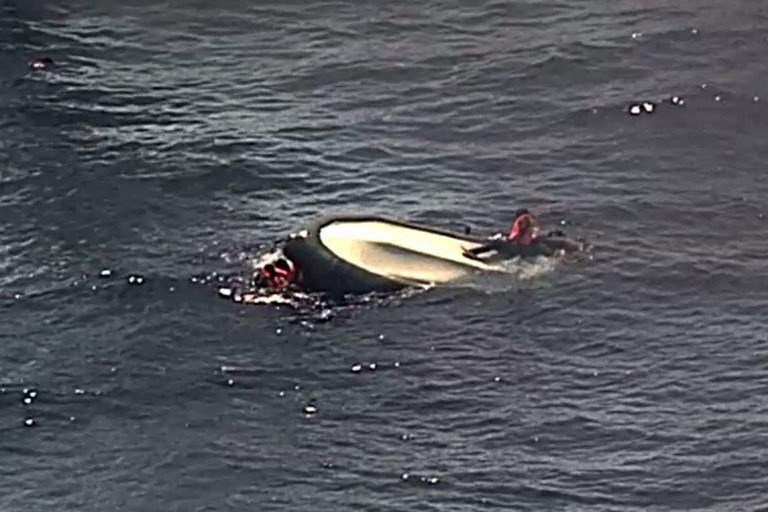 Ισπανία: Δραματική διάσωση προσφύγων από μια βάρκα που τυλίχθηκε στις φλόγες [εικόνες & βίντεο] | iefimerida.gr 0