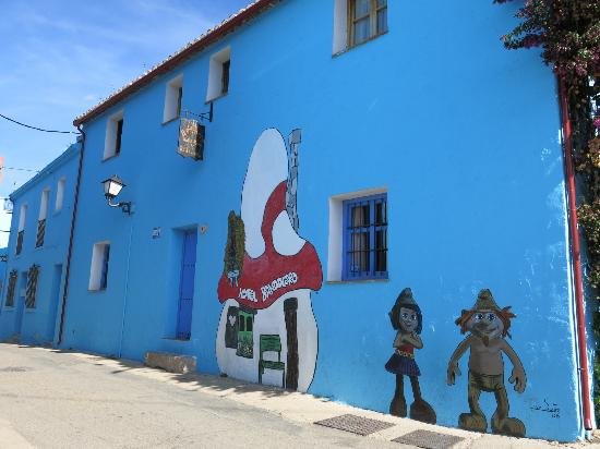 Απίστευτη ιστορία: Γιατί βάφτηκε μπλε ένα χωριό στην Ισπανία και γέμισε τουρίστες [εικόνες] | iefimerida.gr 3