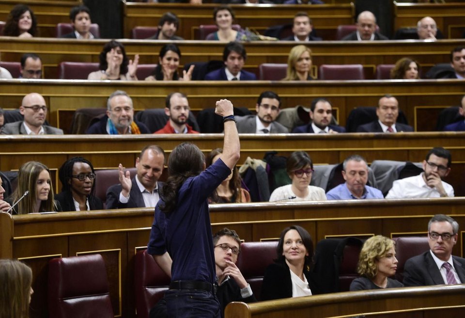 Οι Ισπανοί παρακολουθούν άφωνοι τις νέες φάτσες στη Βουλή -Αλλα ήθη [εικόνες] | iefimerida.gr 3