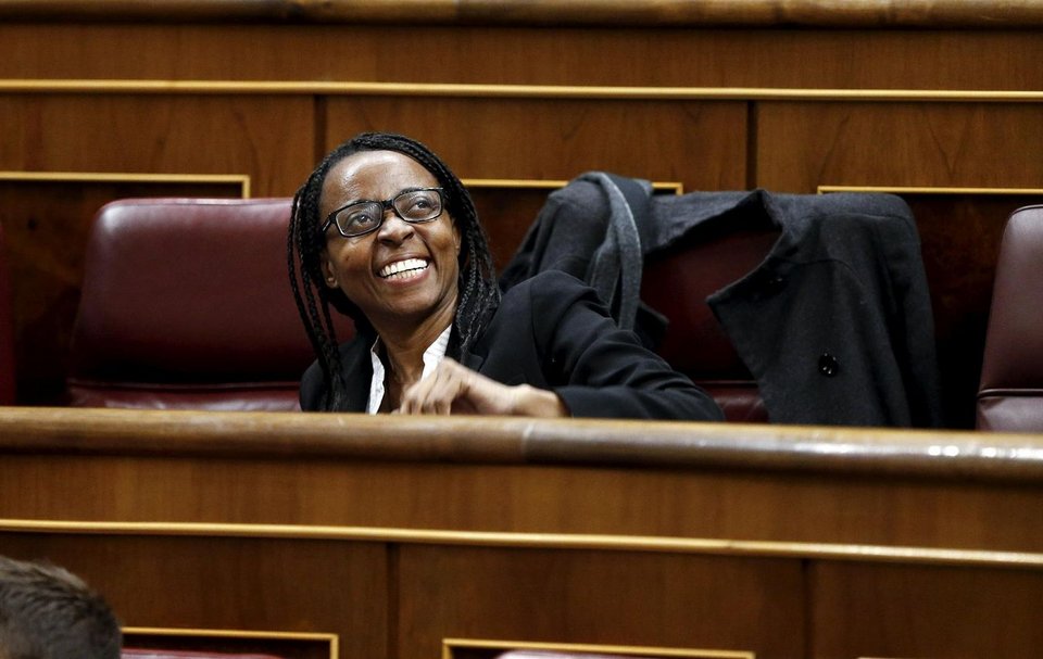 Οι Ισπανοί παρακολουθούν άφωνοι τις νέες φάτσες στη Βουλή -Αλλα ήθη [εικόνες] | iefimerida.gr 4