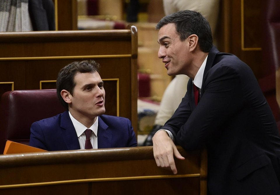 Οι Ισπανοί παρακολουθούν άφωνοι τις νέες φάτσες στη Βουλή -Αλλα ήθη [εικόνες] | iefimerida.gr 8