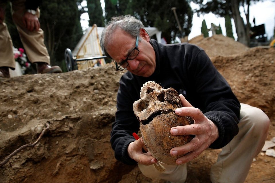 Ισπανία: Αρχαιολόγοι εντόπισαν σκελετούς από τον ισπανικό εμφύλιο -Φορούσαν ακόμα μπότες [εικόνες]  | iefimerida.gr 3