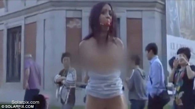 Σάλος στην Ισπανία- Γυναίκες γυρίζαν ταινία πορνό μέρα μεσημέρι μπροστά από κυβερνητικό κτίριο [βίντεο] | iefimerida.gr 2