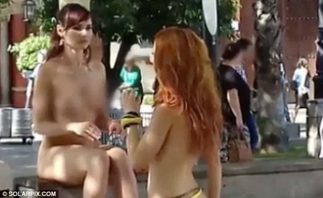 Σάλος στην Ισπανία- Γυναίκες γυρίζαν ταινία πορνό μέρα μεσημέρι μπροστά από κυβερνητικό κτίριο [βίντεο] | iefimerida.gr 1