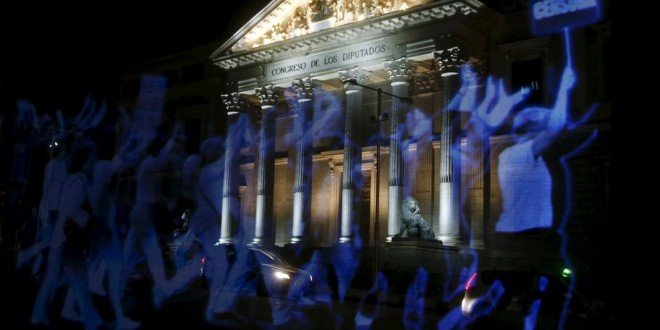 Ισπανία: Οι διαδηλώσεις απαγορεύονται, οι πολίτες στέλνουν τα ολογράμματά τους στη Βουλή [εικόνες] | iefimerida.gr 4