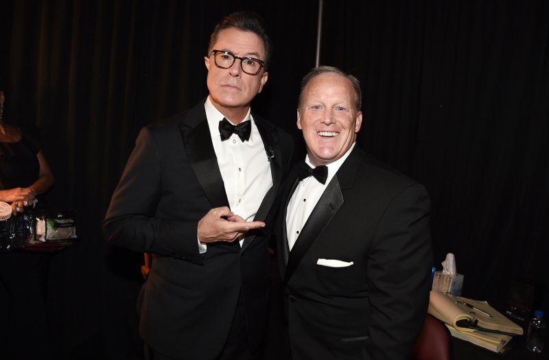 Εμφάνιση - έκπληξη του πρώην εκπροσώπου του Τραμπ στα Emmys [εικόνες & βίντεο] | iefimerida.gr 2