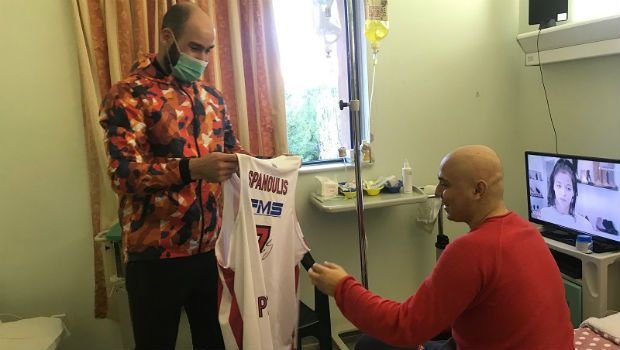 Του χάρισε μια φανέλα του/φωτογραφία: olympiacosbc.gr