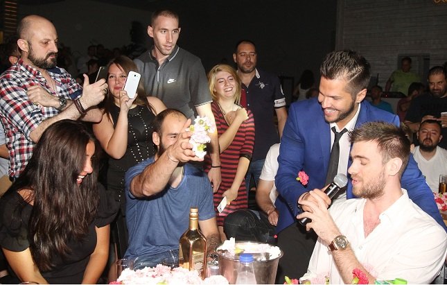 Εκλεψε την παράσταση ο Σπανούλης - Χόρεψε ζεϊμπέκικο και έβαλε φωτιά στην πίστα [εικόνες & βίντεο] | iefimerida.gr 4