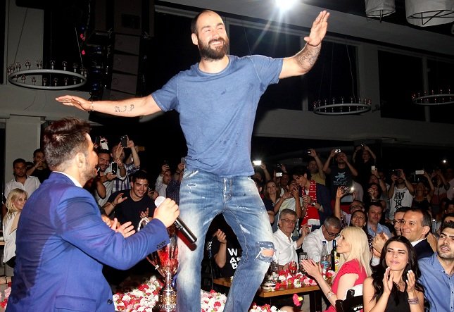 Εκλεψε την παράσταση ο Σπανούλης - Χόρεψε ζεϊμπέκικο και έβαλε φωτιά στην πίστα [εικόνες & βίντεο] | iefimerida.gr 3