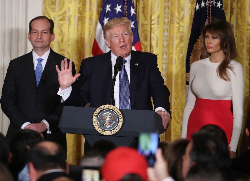 Μια σπανιόλα στο Λευκό Οίκο -Η Μελάνια Τραμπ με φούστα... φλαμένκο σε ομιλία του Προέδρου [εικόνες] | iefimerida.gr 0