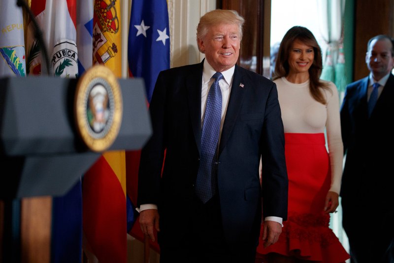 Μια σπανιόλα στο Λευκό Οίκο -Η Μελάνια Τραμπ με φούστα... φλαμένκο σε ομιλία του Προέδρου [εικόνες] | iefimerida.gr 4