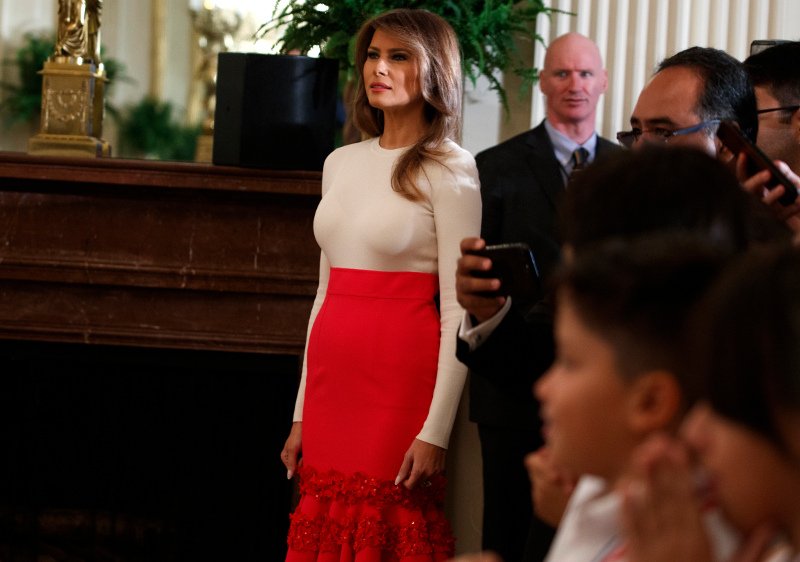 Μια σπανιόλα στο Λευκό Οίκο -Η Μελάνια Τραμπ με φούστα... φλαμένκο σε ομιλία του Προέδρου [εικόνες] | iefimerida.gr 5