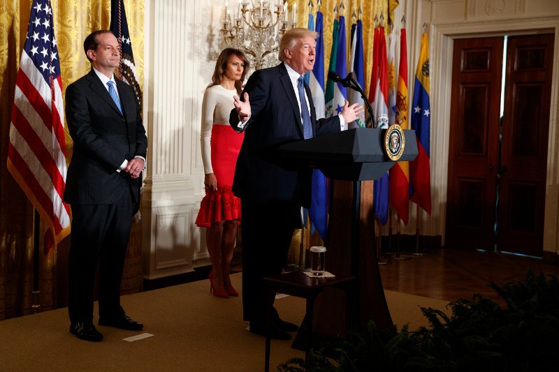 Μια σπανιόλα στο Λευκό Οίκο -Η Μελάνια Τραμπ με φούστα... φλαμένκο σε ομιλία του Προέδρου [εικόνες] | iefimerida.gr 6