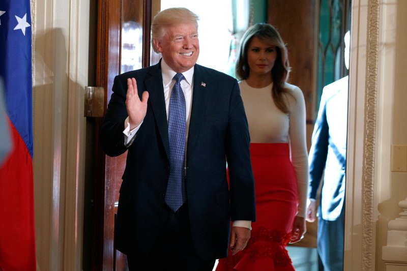 Μια σπανιόλα στο Λευκό Οίκο -Η Μελάνια Τραμπ με φούστα... φλαμένκο σε ομιλία του Προέδρου [εικόνες] | iefimerida.gr 7