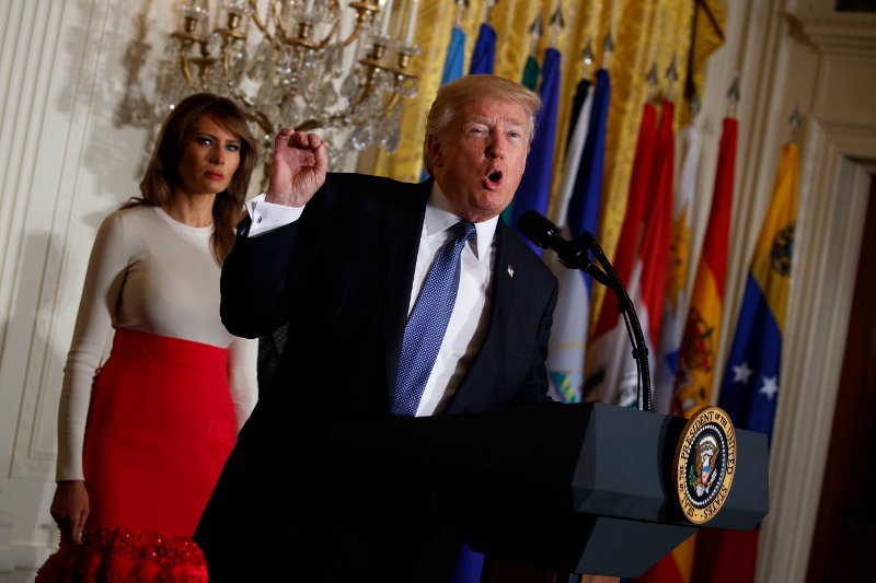 Μια σπανιόλα στο Λευκό Οίκο -Η Μελάνια Τραμπ με φούστα... φλαμένκο σε ομιλία του Προέδρου [εικόνες] | iefimerida.gr 8