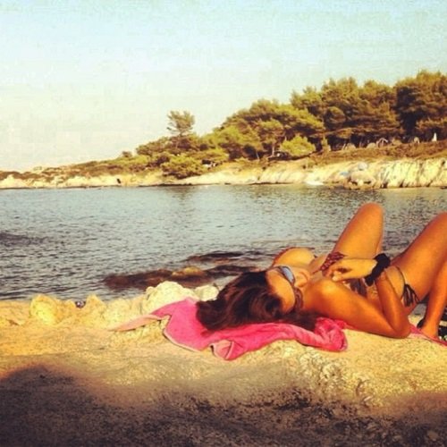 H Ελισάβετ Σπανού ξαπλώνει νωχελικά στα βράχια και φωτογραφίζει τα κάλλη της [εικόνα] | iefimerida.gr 0