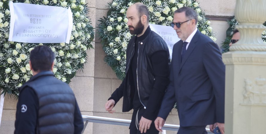 Συγκλονιστική στιγμή: Καταχειροκροτήθηκε ο Βασίλης Σπανούλης, που πήγε να αποχαιρετήσει τον Θανάση Γιαννακόπουλο [βίντεο] | iefimerida.gr 1