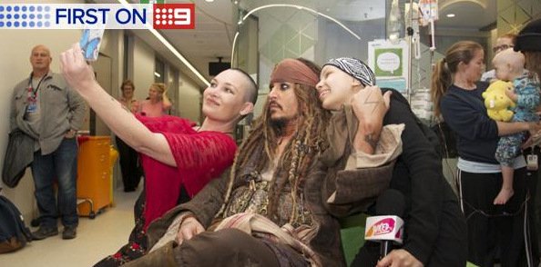 Η τρυφερή πλευρά του Τζόνι Ντεπ: Επισκέφθηκε παιδικό νοσοκομείο ντυμένος Τζακ Σπάροου [εικόνες] | iefimerida.gr 2