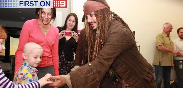 Η τρυφερή πλευρά του Τζόνι Ντεπ: Επισκέφθηκε παιδικό νοσοκομείο ντυμένος Τζακ Σπάροου [εικόνες] | iefimerida.gr 3