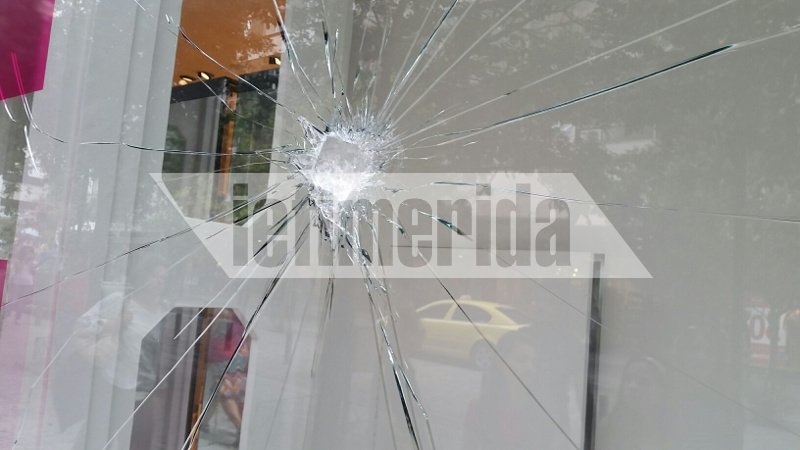 Εκαναν γυαλιά καρφιά την Ερμού -Εσπασαν τις βιτρίνες καταστημάτων από τη Νίκης έως το Μοναστηράκι [εικόνες] | iefimerida.gr 5
