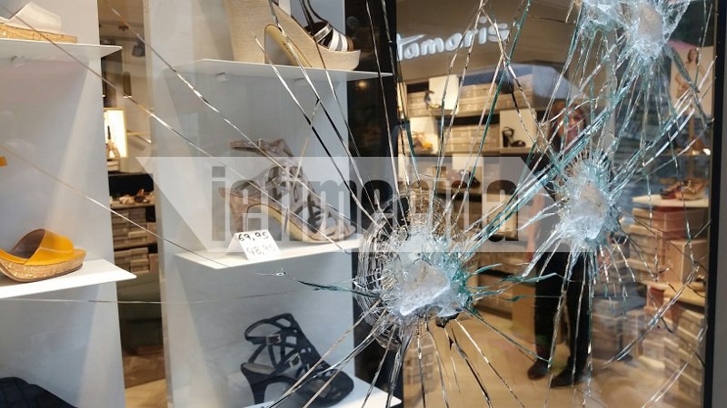 Εκαναν γυαλιά καρφιά την Ερμού -Εσπασαν τις βιτρίνες καταστημάτων από τη Νίκης έως το Μοναστηράκι [εικόνες] | iefimerida.gr 6