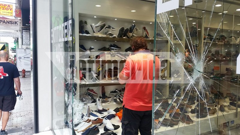 Εκαναν γυαλιά καρφιά την Ερμού -Εσπασαν τις βιτρίνες καταστημάτων από τη Νίκης έως το Μοναστηράκι [εικόνες] | iefimerida.gr 7