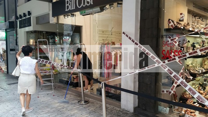 Εκαναν γυαλιά καρφιά την Ερμού -Εσπασαν τις βιτρίνες καταστημάτων από τη Νίκης έως το Μοναστηράκι [εικόνες] | iefimerida.gr 8