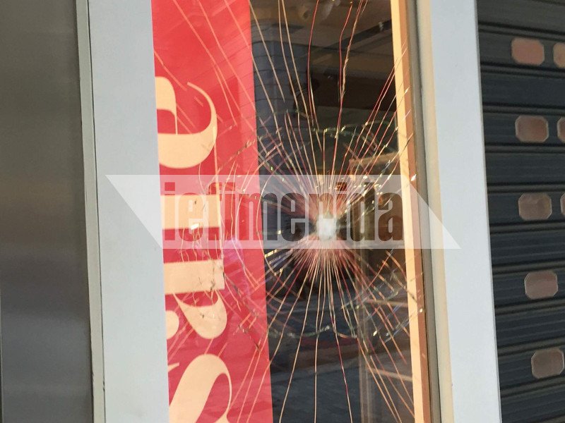 Εκαναν γυαλιά καρφιά την Ερμού -Εσπασαν τις βιτρίνες καταστημάτων από τη Νίκης έως το Μοναστηράκι [εικόνες] | iefimerida.gr 0