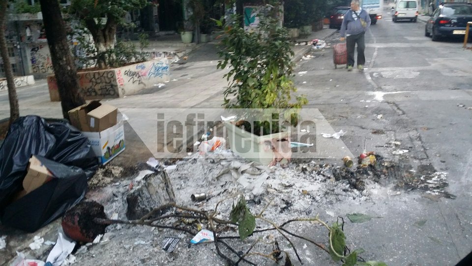 Η επόμενη ημέρα στην Αθήνα -Καμένα ΙΧ, κατεστραμμένα πεζοδρόμια, βανδαλισμοί σε εισόδους σπιτιών [εικόνες] | iefimerida.gr 0