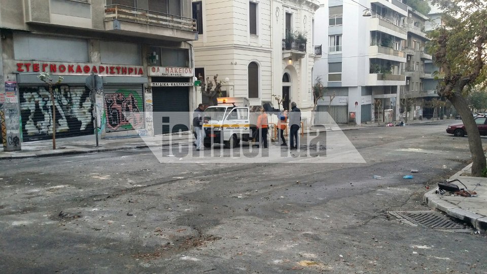 Η επόμενη ημέρα στην Αθήνα -Καμένα ΙΧ, κατεστραμμένα πεζοδρόμια, βανδαλισμοί σε εισόδους σπιτιών [εικόνες] | iefimerida.gr 10