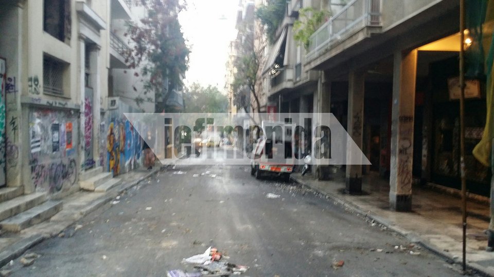 Η επόμενη ημέρα στην Αθήνα -Καμένα ΙΧ, κατεστραμμένα πεζοδρόμια, βανδαλισμοί σε εισόδους σπιτιών [εικόνες] | iefimerida.gr 11