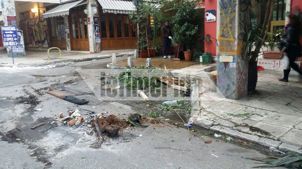 Η επόμενη ημέρα στην Αθήνα -Καμένα ΙΧ, κατεστραμμένα πεζοδρόμια, βανδαλισμοί σε εισόδους σπιτιών [εικόνες] | iefimerida.gr 14