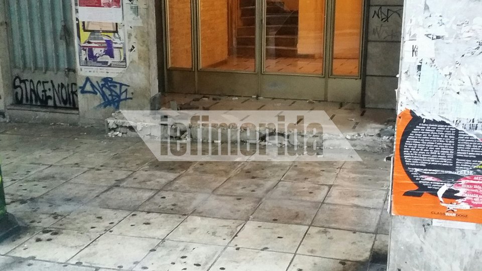 Η επόμενη ημέρα στην Αθήνα -Καμένα ΙΧ, κατεστραμμένα πεζοδρόμια, βανδαλισμοί σε εισόδους σπιτιών [εικόνες] | iefimerida.gr 8