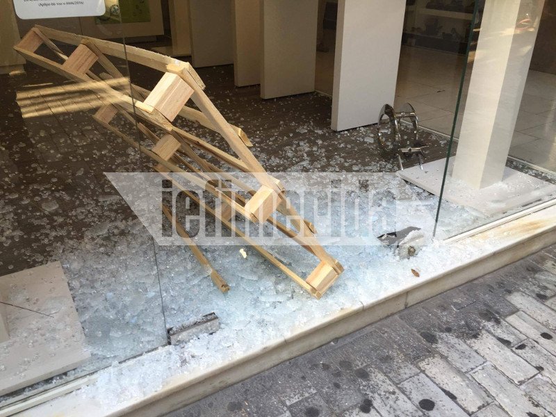 Εκαναν γυαλιά καρφιά την Ερμού -Εσπασαν τις βιτρίνες καταστημάτων από τη Νίκης έως το Μοναστηράκι [εικόνες] | iefimerida.gr 1