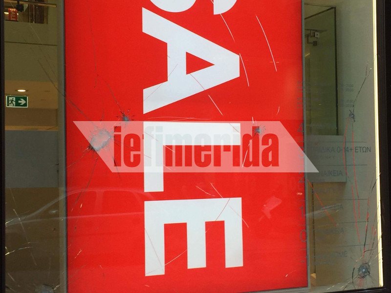 Εκαναν γυαλιά καρφιά την Ερμού -Εσπασαν τις βιτρίνες καταστημάτων από τη Νίκης έως το Μοναστηράκι [εικόνες] | iefimerida.gr 2