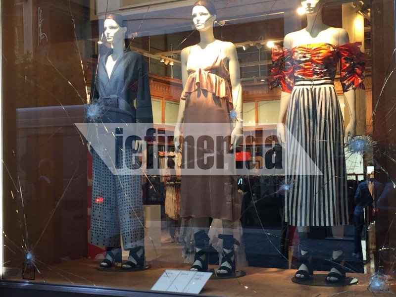 Εκαναν γυαλιά καρφιά την Ερμού -Εσπασαν τις βιτρίνες καταστημάτων από τη Νίκης έως το Μοναστηράκι [εικόνες] | iefimerida.gr 3