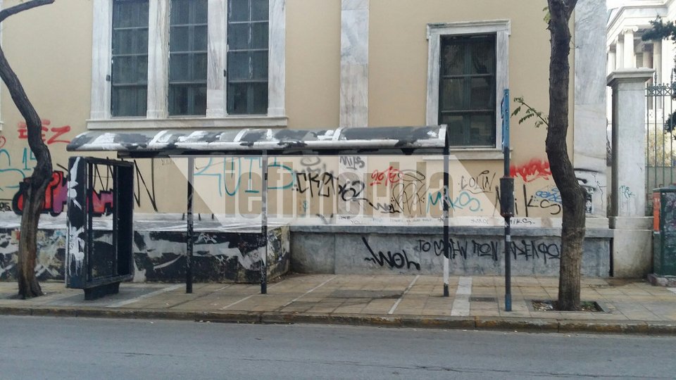 Η επόμενη ημέρα στην Αθήνα -Καμένα ΙΧ, κατεστραμμένα πεζοδρόμια, βανδαλισμοί σε εισόδους σπιτιών [εικόνες] | iefimerida.gr 3