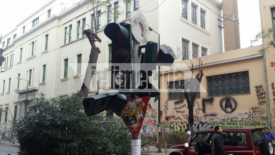 Η επόμενη ημέρα στην Αθήνα -Καμένα ΙΧ, κατεστραμμένα πεζοδρόμια, βανδαλισμοί σε εισόδους σπιτιών [εικόνες] | iefimerida.gr 4