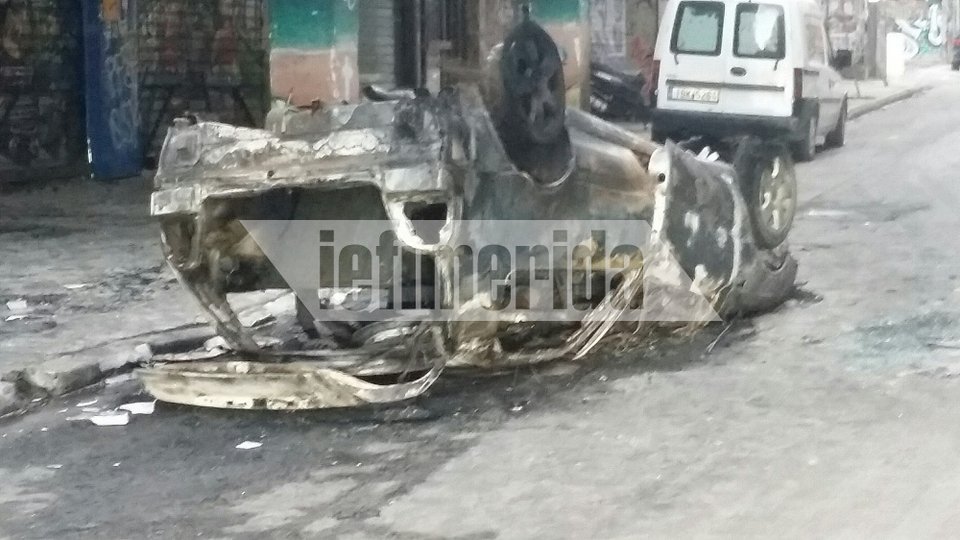 Η επόμενη ημέρα στην Αθήνα -Καμένα ΙΧ, κατεστραμμένα πεζοδρόμια, βανδαλισμοί σε εισόδους σπιτιών [εικόνες] | iefimerida.gr 5