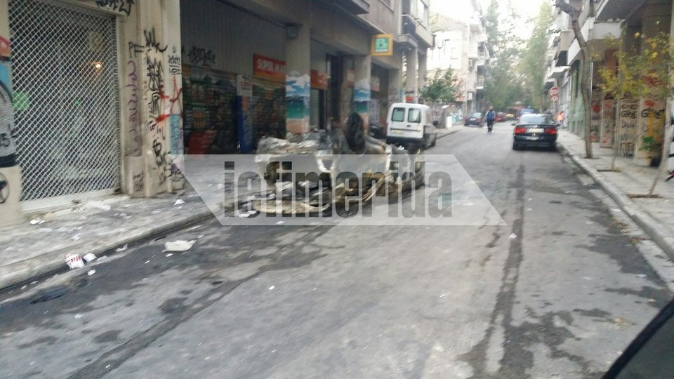 Η επόμενη ημέρα στην Αθήνα -Καμένα ΙΧ, κατεστραμμένα πεζοδρόμια, βανδαλισμοί σε εισόδους σπιτιών [εικόνες] | iefimerida.gr 6