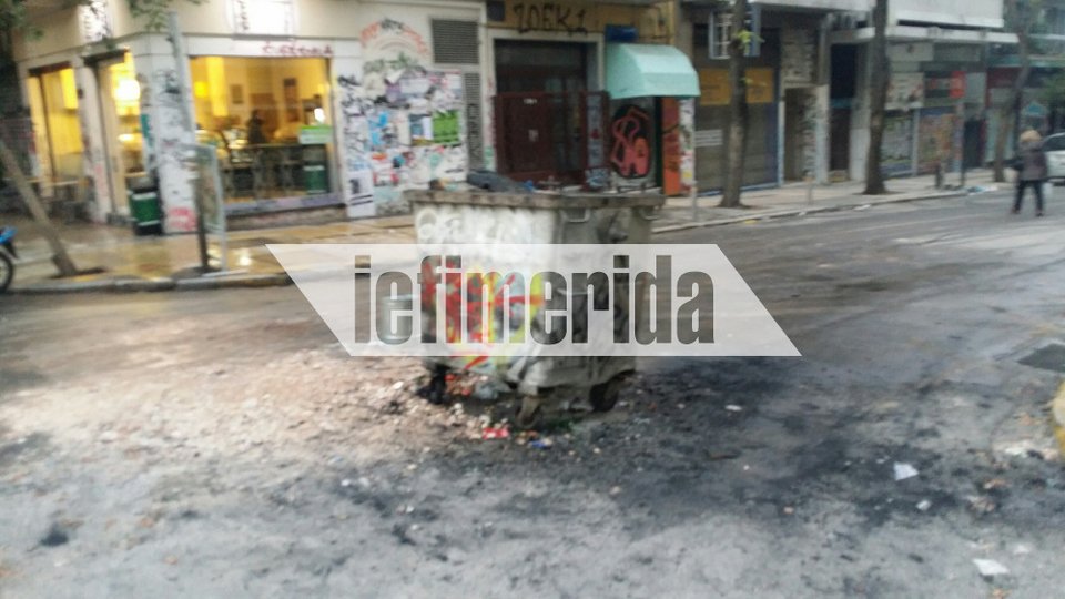 Η επόμενη ημέρα στην Αθήνα -Καμένα ΙΧ, κατεστραμμένα πεζοδρόμια, βανδαλισμοί σε εισόδους σπιτιών [εικόνες] | iefimerida.gr 7