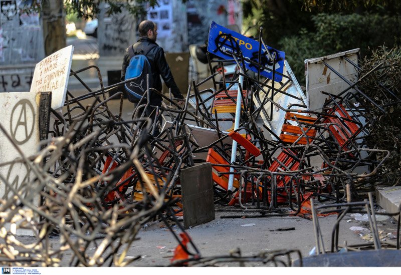 Η επόμενη ημέρα στο Πολυτεχνείο: Συντρίμμια και αποκαΐδια άφησαν πίσω τους οι κουκουλοφόροι | iefimerida.gr 0